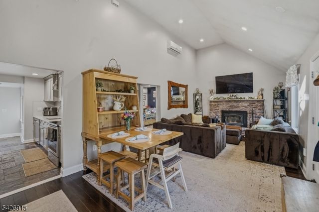 101 Pitney Rd, Hopatcong Boro, NJ 07821