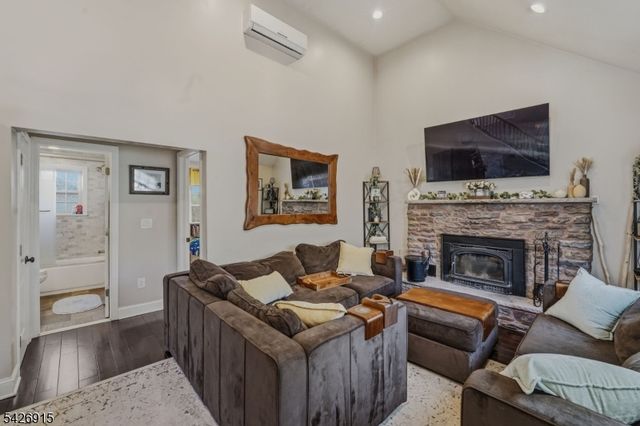 101 Pitney Rd, Hopatcong Boro, NJ 07821