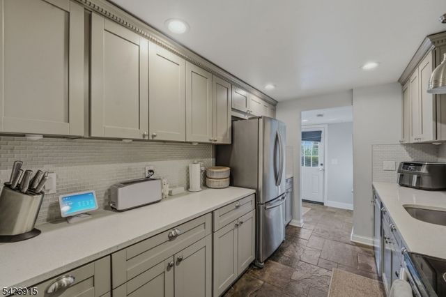 101 Pitney Rd, Hopatcong Boro, NJ 07821