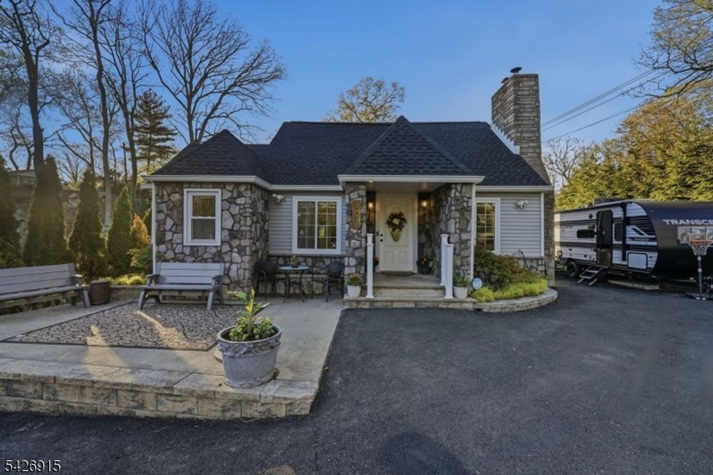 101 Pitney Rd, Hopatcong Boro, NJ 07821