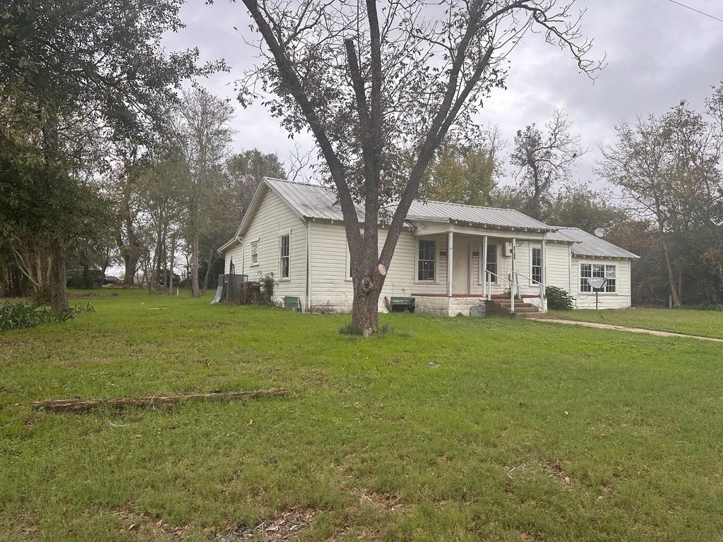 348 Walnut Street, Donie, TX 75838