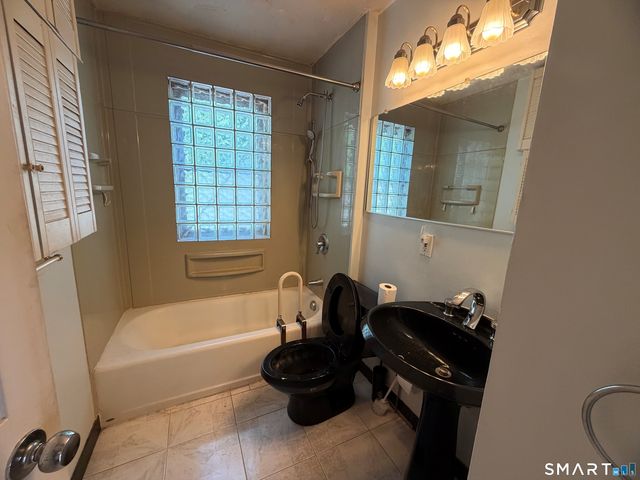 907 North High Street, East Haven, CT 06512
