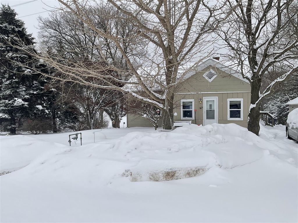 38983 County Road 215, Bangor, MI 49013