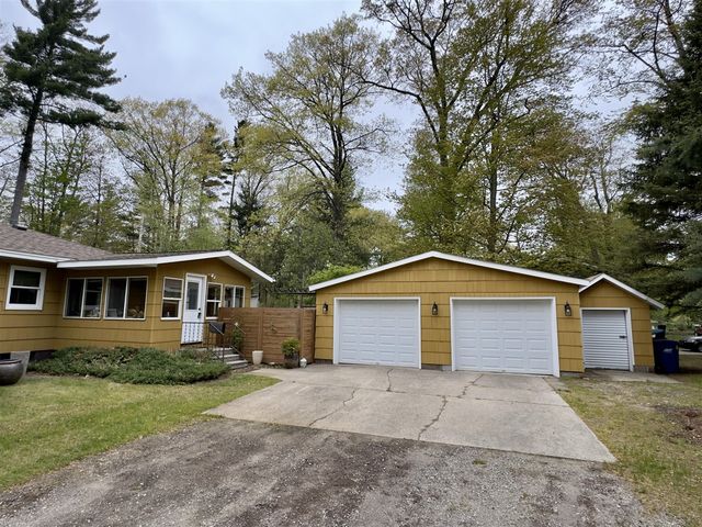 19105 Glendale Circle, Spring Lake, MI 49456