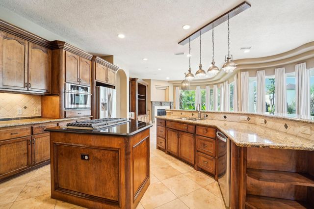 37 Kings Lake Estates Boulevard, Humble, TX 77346