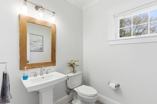 72 Hancock St, Bedford, MA 01730
