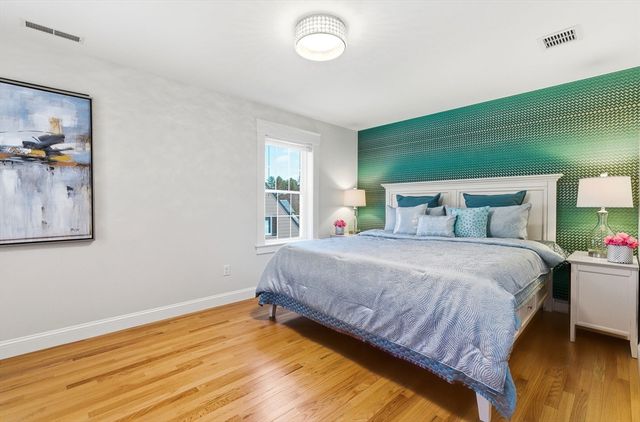 72 Hancock St, Bedford, MA 01730
