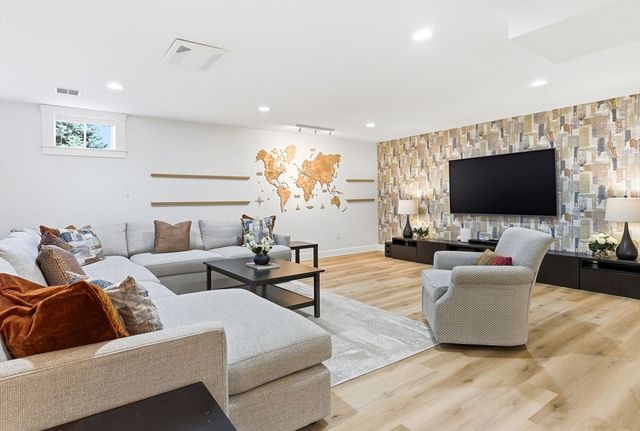 72 Hancock St, Bedford, MA 01730