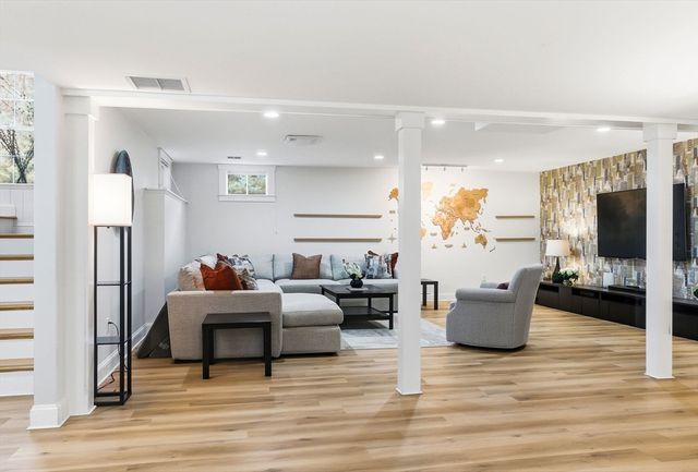72 Hancock St, Bedford, MA 01730