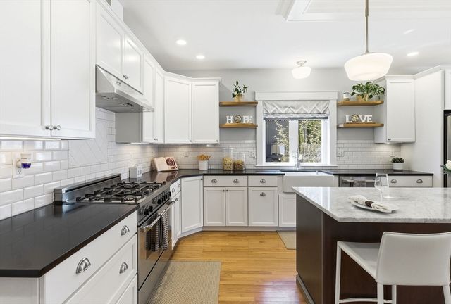 72 Hancock St, Bedford, MA 01730