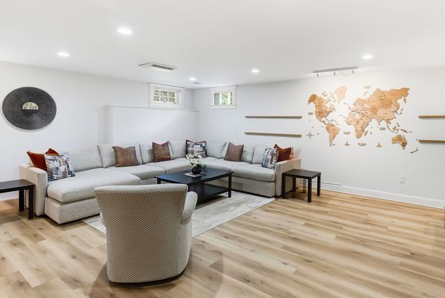 72 Hancock St, Bedford, MA 01730