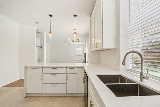 1808 N Mission Circle, Friendswood, TX 77546