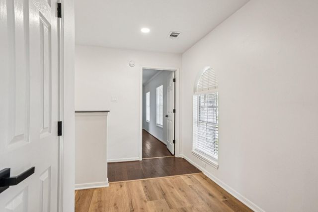 1808 N Mission Circle, Friendswood, TX 77546