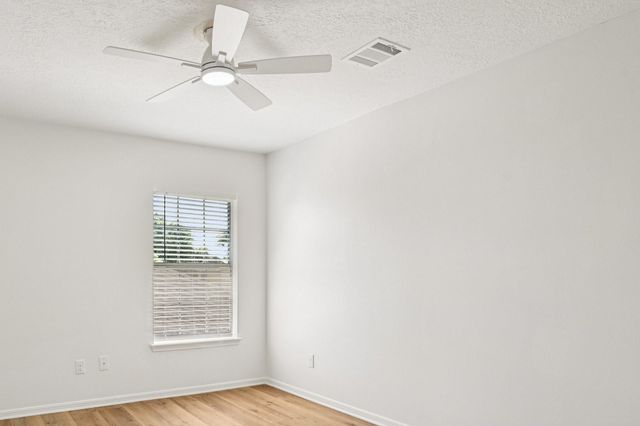 1808 N Mission Circle, Friendswood, TX 77546