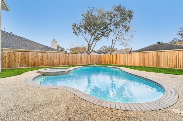 1808 N Mission Circle, Friendswood, TX 77546
