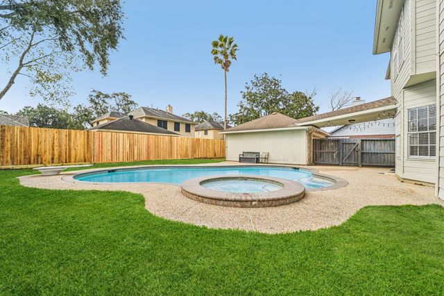1808 N Mission Circle, Friendswood, TX 77546