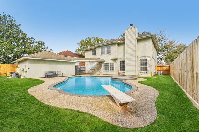 1808 N Mission Circle, Friendswood, TX 77546