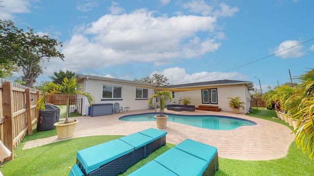 2495 37TH AVENUE N, St Petersburg, FL 33713