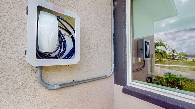 2495 37TH AVENUE N, St Petersburg, FL 33713