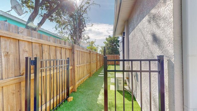 2495 37TH AVENUE N, St Petersburg, FL 33713