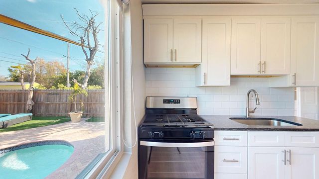 2495 37TH AVENUE N, St Petersburg, FL 33713