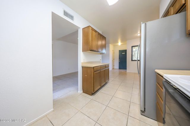 3690 N Country Club Rd Apt 1040, Tucson, AZ 85716