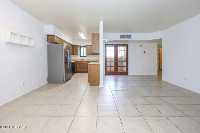 3690 N Country Club Rd Apt 1040, Tucson, AZ 85716