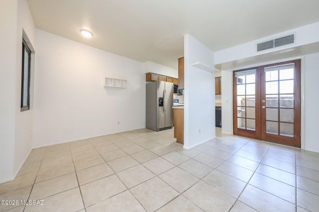 3690 N Country Club Rd Apt 1040, Tucson, AZ 85716