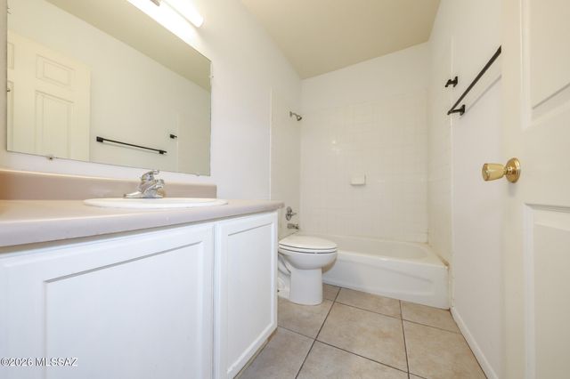 3690 N Country Club Rd Apt 1040, Tucson, AZ 85716