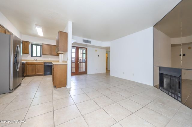3690 N Country Club Rd Apt 1040, Tucson, AZ 85716