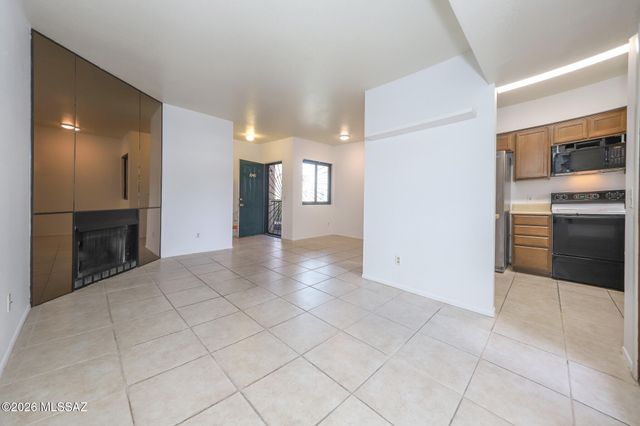 3690 N Country Club Rd Apt 1040, Tucson, AZ 85716