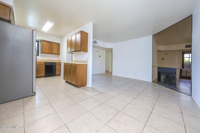 3690 N Country Club Rd Apt 1040, Tucson, AZ 85716