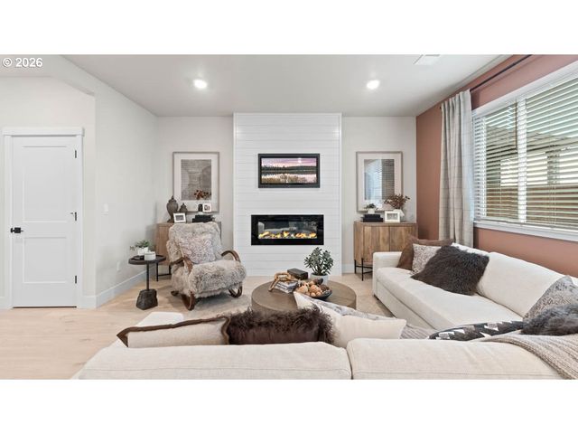 2293 S Veneta Ave, Salem, OR 97306