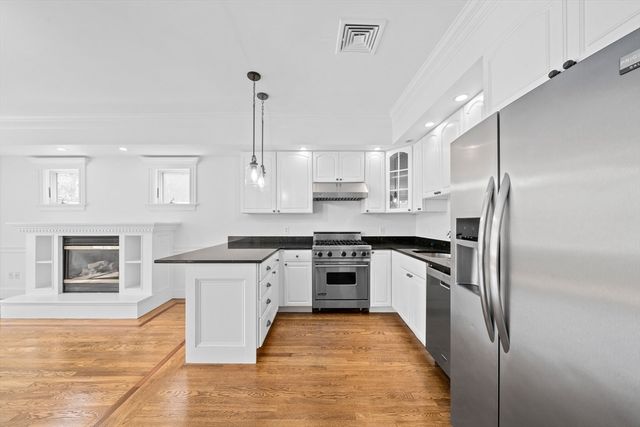 906 E Broadway 2, Boston, MA 02127