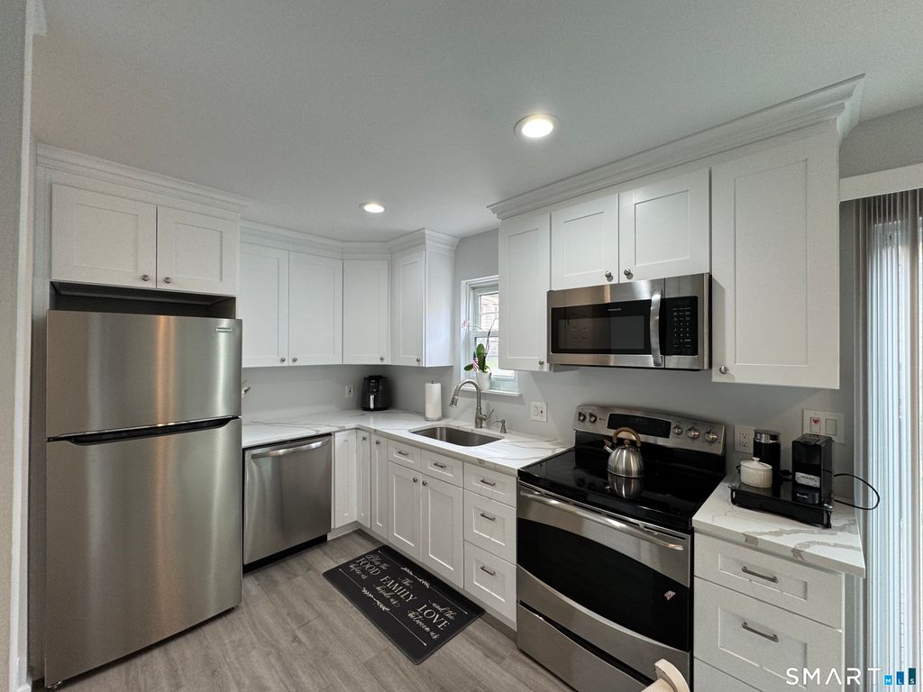 68 Round Tree Drive 3, Naugatuck, CT 06770
