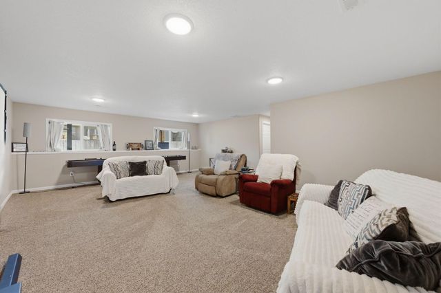 3245 S Bluelake Ct, Wichita, KS 67215