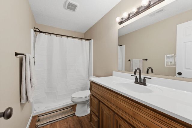 3245 S Bluelake Ct, Wichita, KS 67215