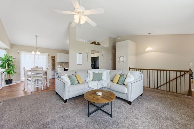 3245 S Bluelake Ct, Wichita, KS 67215