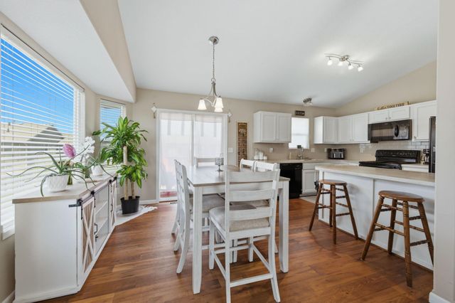 3245 S Bluelake Ct, Wichita, KS 67215