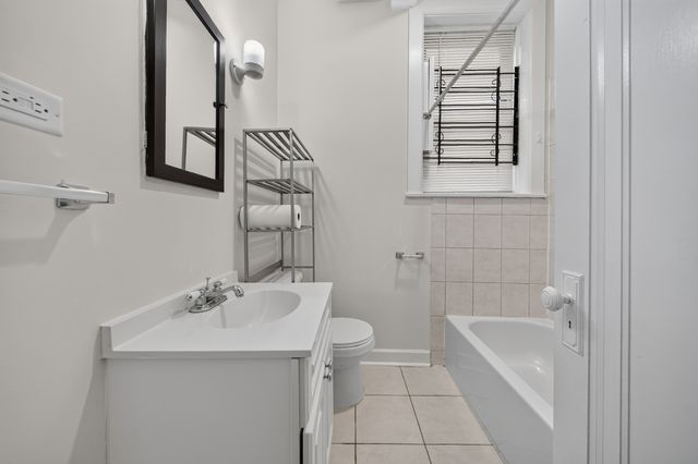 3325 N Lakewood Avenue GDN, Chicago, IL 60657