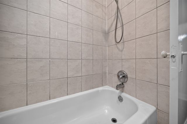 3325 N Lakewood Avenue GDN, Chicago, IL 60657