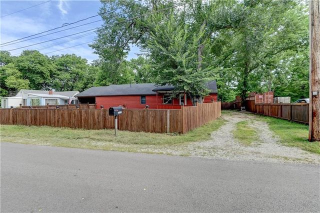 6828 Berry Road, Kansas City, KS 66106