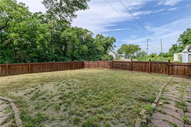 6828 Berry Road, Kansas City, KS 66106