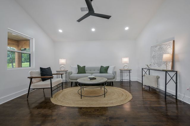 704 Pond Rd, Dickson, TN 37055