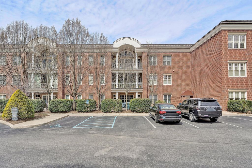 2125 Yellow Mountain Rd SE Apt 111, Roanoke, VA 24014