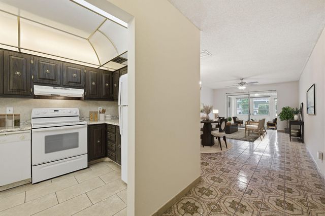 1043 NW 85th Avenue B-4, Plantation, FL 33322