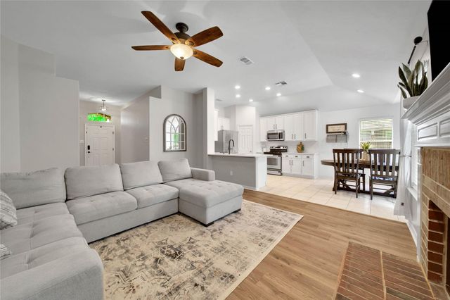 15 Wintergrass Place, The Woodlands, TX 77382