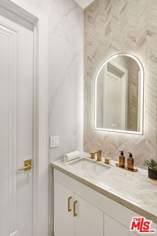 8633 Hollywood Boulevard, Los Angeles, CA 90069