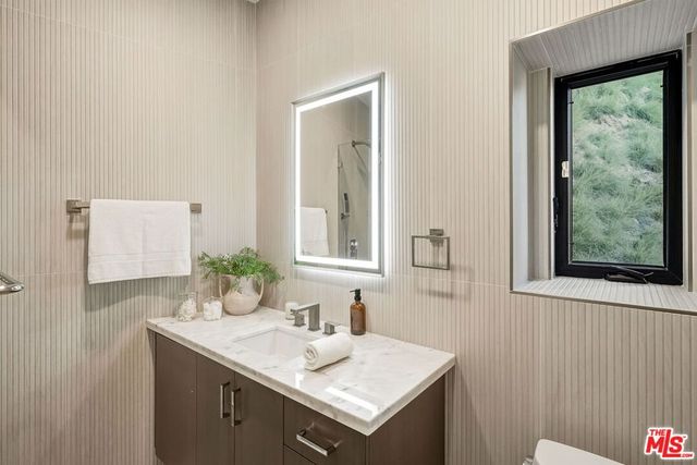 8633 Hollywood Boulevard, Los Angeles, CA 90069