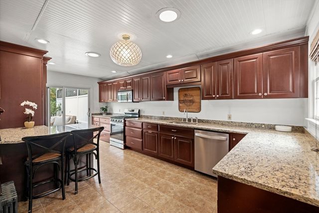 43 Jarves St, Sandwich, MA 02563
